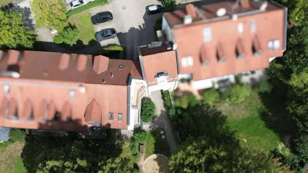 Immobilie in Grafrath - Wohnen auf vier Ebenen: 153 m² Maisonette mit 33 m² Hobbykeller und 3 Stellplätzen - Bild 1