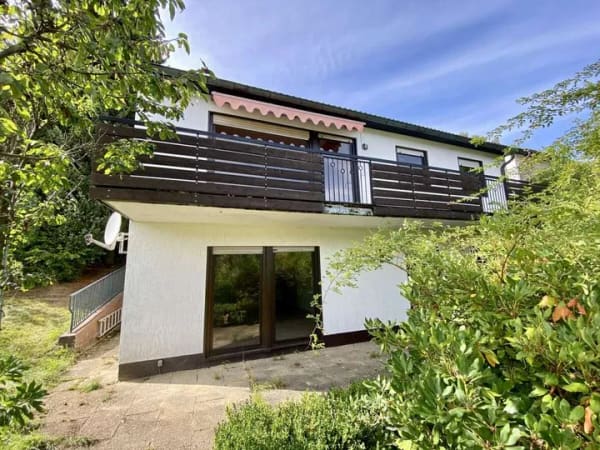 Immobilie in Warmensteinach - Großzügiges Einfamilienhaus mit Einliegerwohnung, großem Garten und toller Aussicht - Bild 0