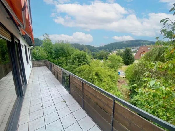 Immobilie in Warmensteinach - Großzügiges Einfamilienhaus mit Einliegerwohnung, großem Garten und toller Aussicht - Bild 1