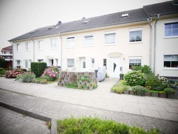 Immobilie in Wismar - Reihenmittelhaus mit genügend Platz, Wintergarten, Balkon, Kamin und PKW-Stellplatz! - Bild 0