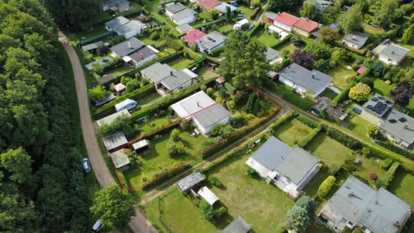 Immobilie in Dobin am See - Charmanter Bungalow in ruhiger und naturnaher Lage nur ca. 200 Meter vom Schweriner See entfernt - Bild 1