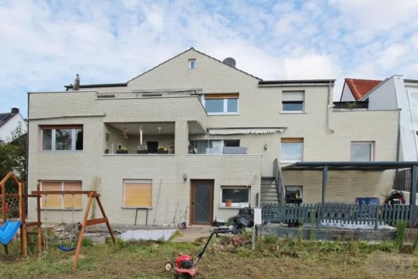Immobilie in Fröndenberg/Ruhr - Fröndenberg: 3 Familienhaus, 5 Garagen, 8 Stellplätze, frei! - Bild 1