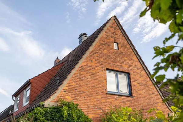Immobilie in Ganderkesee - *** FÜHLEN WIE SICH ZUHAUSE ANFÜHLT - BEGEHRTE LAGE - RAUMWUNDER - PFLEGELEICHTER GARTEN *** - Bild 0