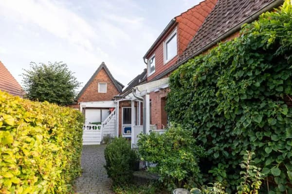 Immobilie in Ganderkesee - *** FÜHLEN WIE SICH ZUHAUSE ANFÜHLT - BEGEHRTE LAGE - RAUMWUNDER - PFLEGELEICHTER GARTEN *** - Bild 1