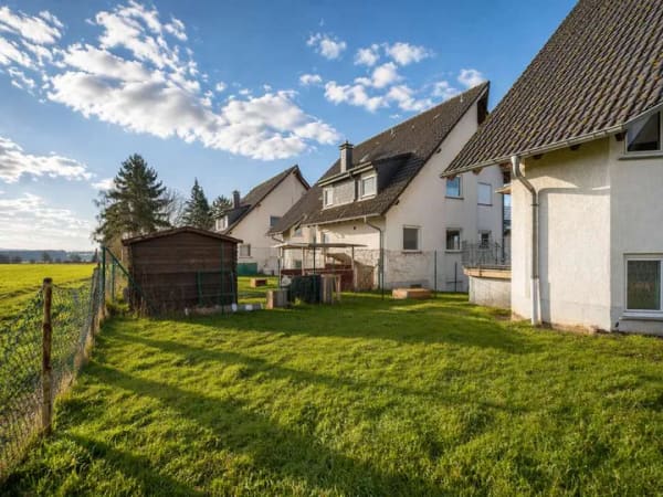 Immobilie in Hünfelden - NEU *Paul & Partner* ATTRAKTIVES INVESTMENT: MEHRFAMILIENHAUS IN RUHIGER UND GUTER LAGE! FAKTOR 15,1 - Bild 0
