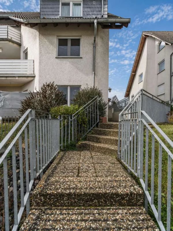 Immobilie in Hünfelden - NEU *Paul & Partner* ATTRAKTIVES INVESTMENT: MEHRFAMILIENHAUS IN RUHIGER UND GUTER LAGE! FAKTOR 15,1 - Bild 1