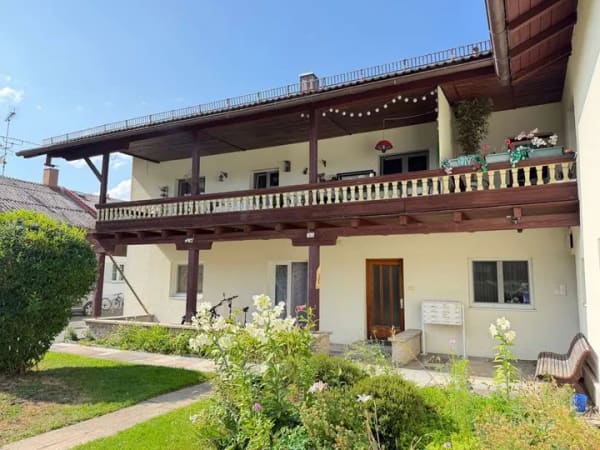 Immobilie in Stephanskirchen - Freigestellte Wohnung mit TG-Platz:
Renovierungsbedürftige 2-Zimmer Erdgeschosswohnung am Schloßber - Bild 0