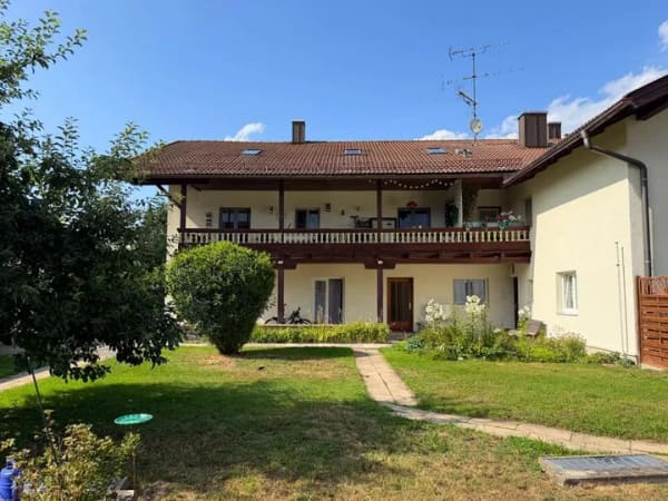 Immobilie in Stephanskirchen - Freigestellte Wohnung mit TG-Platz:
Renovierungsbedürftige 2-Zimmer Erdgeschosswohnung am Schloßber - Bild 1