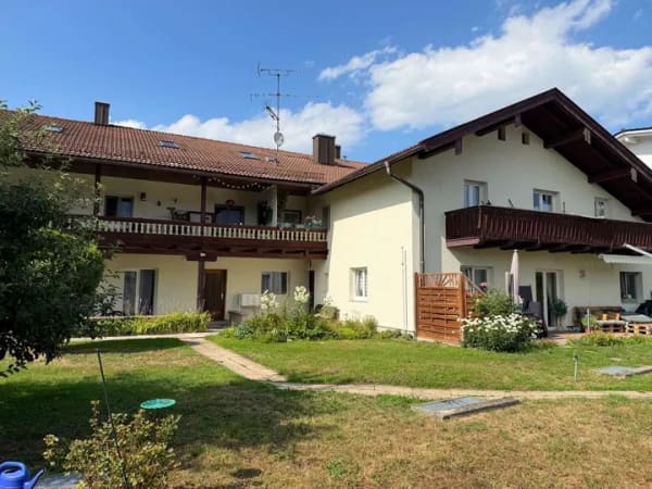 Immobilie in Stephanskirchen - Freigestellte Wohnung mit TG-Platz:
Renovierungsbedürftige 2-Zimmer Erdgeschosswohnung am Schloßber - Bild 2