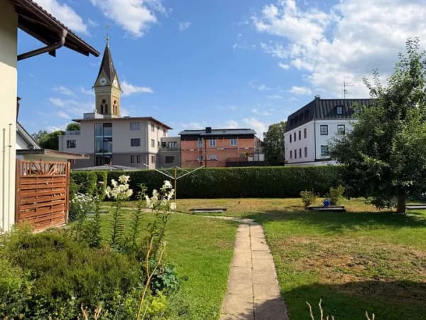 Immobilie in Stephanskirchen - Freigestellte Wohnung mit TG-Platz:
Renovierungsbedürftige 2-Zimmer Erdgeschosswohnung am Schloßber - Bild 3