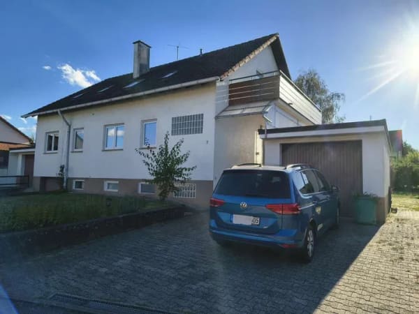Immobilie in Wiernsheim - Großzügiges, helles Haus mit 3 Garagen, Garten und viel Potenzial - Bild 0