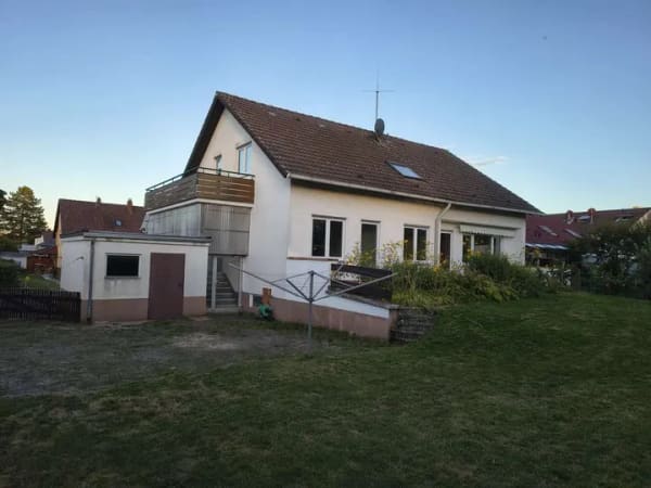 Immobilie in Wiernsheim - Großzügiges, helles Haus mit 3 Garagen, Garten und viel Potenzial - Bild 2