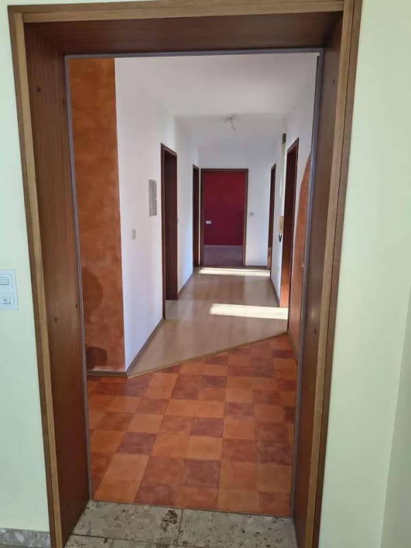 Immobilie in Wiernsheim - Großzügiges, helles Haus mit 3 Garagen, Garten und viel Potenzial - Bild 3