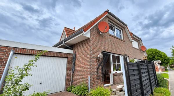 Immobilie in Weener - Klein, fein & mitten in Weener - charmante Doppelhaushälfte mit Terrasse & Garage - Bild 1