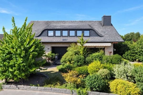 Immobilie in Salzkotten - großzügiges Einfamilienhaus mit Garage und schönem  Garten in Salzkotten Oberntudorf - Bild 0