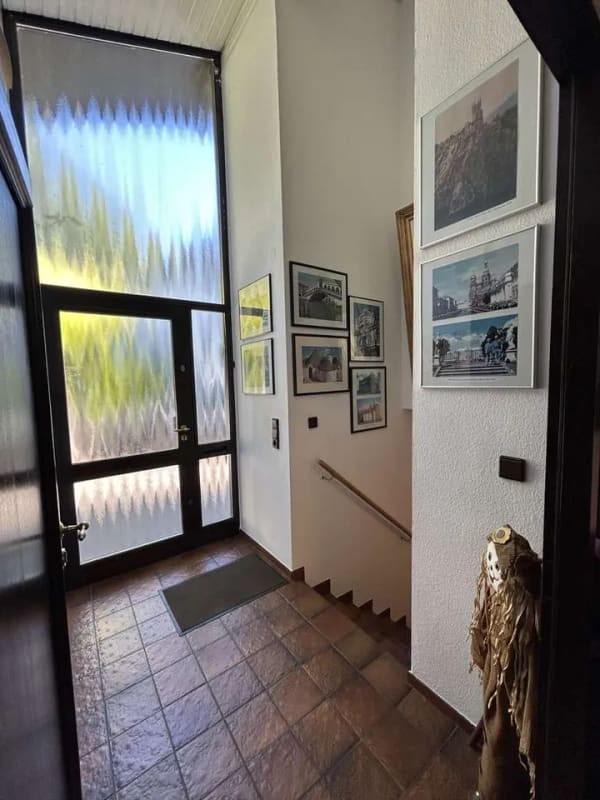 Immobilie in Klein-Winternheim - Ein Haus mit Charakter – außergewöhnliche Split-Level-Architektur mit Einliegerwohnung - Bild 3