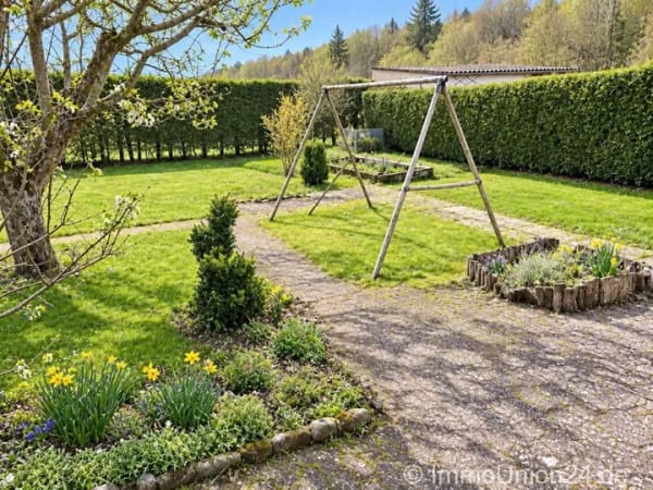 Immobilie in Ansbach - 259.000 für SOFORT freies 186 qm Zweifamilienhaus mit großem Garten und 2 Garagen - Bild 2