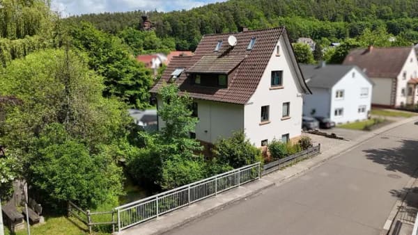 Immobilie in Hinterweidenthal - ++ Exklusive Wohlfühloase an der Wieslauter: Hochwertig modernisiertes Wohnhaus mit Terrassen, Sauna und Ferienhauspotenzial +++ - Bild 1