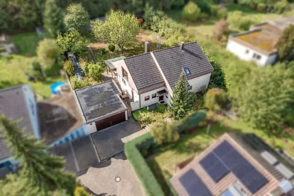 Immobilie in Maulbronn - Freistehendes Einfamilienhaus mit Einliegerwohnung, Doppelgarage und großem Naturgarten am Waldrand - Bild 0