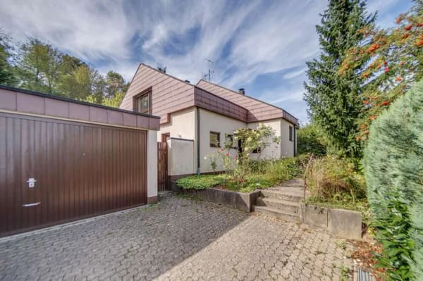 Immobilie in Maulbronn - Freistehendes Einfamilienhaus mit Einliegerwohnung, Doppelgarage und großem Naturgarten am Waldrand - Bild 1