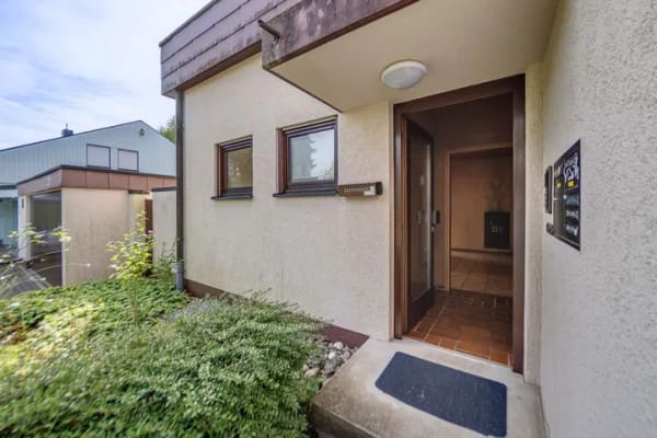 Immobilie in Maulbronn - Freistehendes Einfamilienhaus mit Einliegerwohnung, Doppelgarage und großem Naturgarten am Waldrand - Bild 2