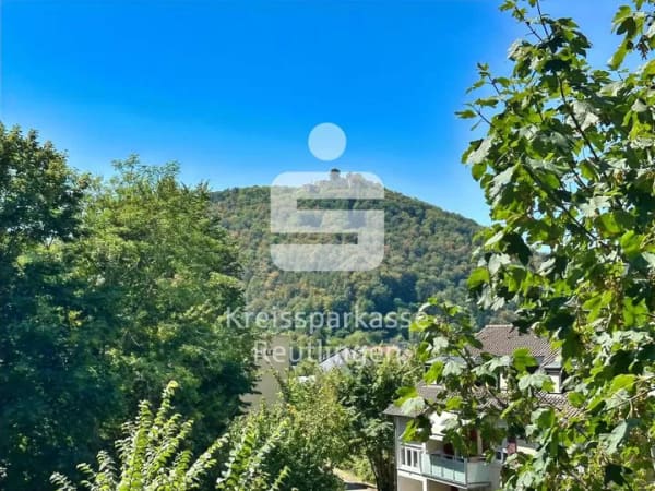 Immobilie in Bad Urach - Vermietetes Erdgeschossjuwel mit Terrasse, TG-Stellplatz & Entwicklungspotenzial - Bild 0