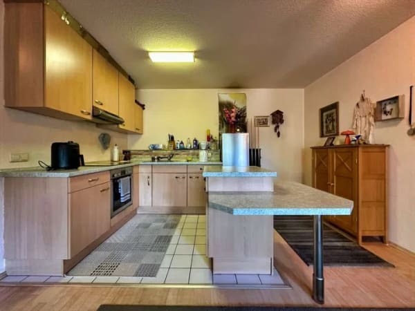 Immobilie in Bad Urach - Vermietetes Erdgeschossjuwel mit Terrasse, TG-Stellplatz & Entwicklungspotenzial - Bild 2