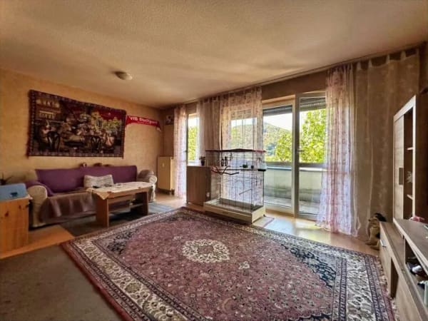 Immobilie in Bad Urach - Vermietetes Erdgeschossjuwel mit Terrasse, TG-Stellplatz & Entwicklungspotenzial - Bild 3