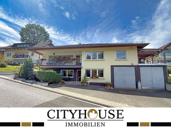 Immobilie in Mittelhof - CITYHOUSE: Großzügiges 2-Familienhaus mit Garten und 3 Garagen. - Bild 0