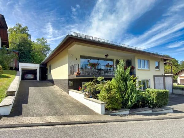 Immobilie in Mittelhof - CITYHOUSE: Großzügiges 2-Familienhaus mit Garten und 3 Garagen. - Bild 1