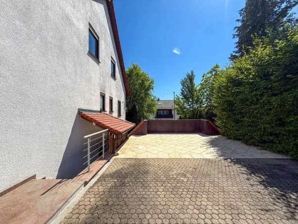 Immobilie in Fremdingen - DHH auf großem Grundstück mit Terrasse, Balkon und Dachterrasse - viel Stauraum und Doppelgarage - Bild 2