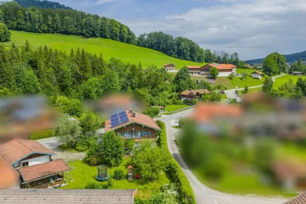 Immobilie in Ruhpolding - Vielfältige Nutzungsmöglichkeiten:
Zweifamilienhaus mit großzügigem Grundstück in naturnaher Lage - Bild 0