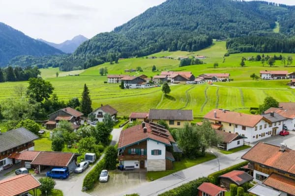 Immobilie in Ruhpolding - Vielfältige Nutzungsmöglichkeiten:
Zweifamilienhaus mit großzügigem Grundstück in naturnaher Lage - Bild 1