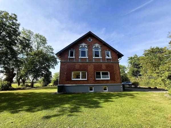 Immobilie in Nordenham - Großzügiges Zweifamilienhaus mit viel Platz und idyllischem Garten - Bild 0