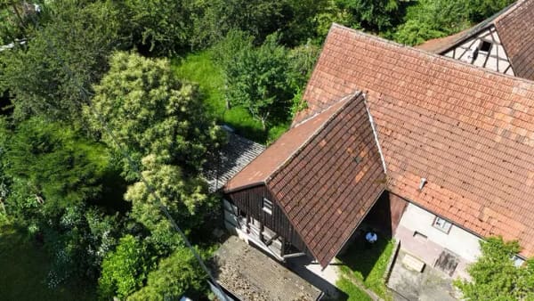 Immobilie in Neuhausen - Neuhausen: Ehemaliges Bauernhaus mit Ausbauscheune und geschütztem Naturgarten - Bild 0