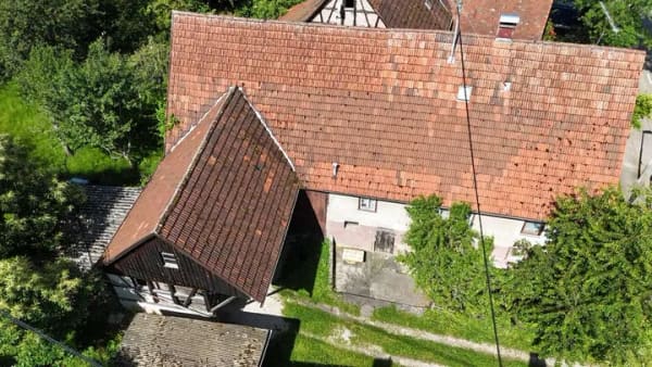 Immobilie in Neuhausen - Neuhausen: Ehemaliges Bauernhaus mit Ausbauscheune und geschütztem Naturgarten - Bild 2