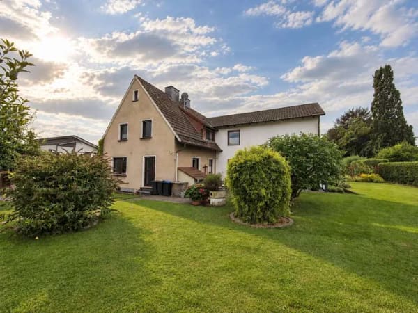 Immobilie in Uslar - * Großzügiges Einfamilienhaus in Uslar * Wfl. ca. 210 m² * GS ca. 1045 m² * 2 Garagen * 1 Carport * - Bild 1