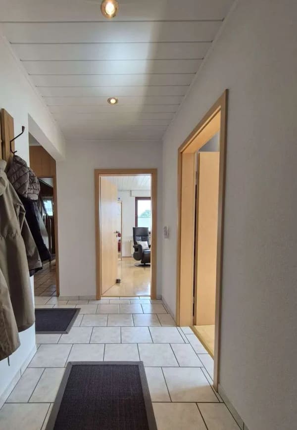 Immobilie in Uslar - * Großzügiges Einfamilienhaus in Uslar * Wfl. ca. 210 m² * GS ca. 1045 m² * 2 Garagen * 1 Carport * - Bild 2