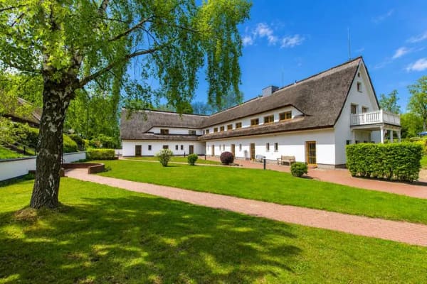 Immobilie in Mönchgut - Reetdach-Charme: Maisonette-Wohnung mit Terrasse auf Mönchgut auf der Insel Rügen - Bild 1