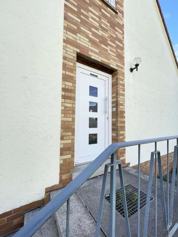 Immobilie in Veitsbronn - Charmantes Zweifamilienhaus mit Ausbaupotenzial, Garten und Garage  - Bild 1