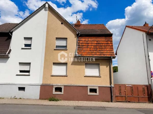 Immobilie in Rödermark - Leerstehende Zweifamilienhaus mit großem Grundstück, Anbau & Garage in Rödermark - Bild 1