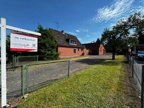 Immobilie in Bälau - +Grundstück mit Potential, EFH + Garagen mit Lager als Altbestand vorhanden+ - Bild 1