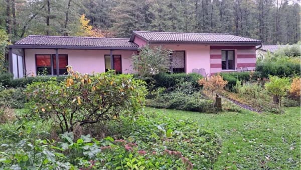 Immobilie in Friedrichroda - LUXURIÖSES FERIENHAUS INMITTEN DER NATUR - KOMPLETT EINGERICHTET - Bild 1