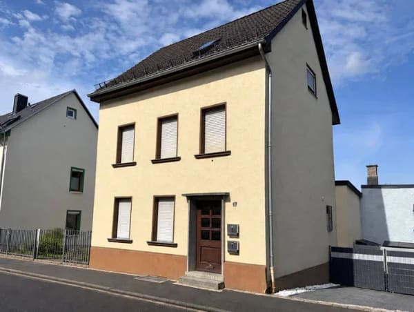 Immobilie in Höhr-Grenzhausen - Großzügiges freistehendes Einfamilienhaus mit Garage, Balkon und Werkstatt in ruhiger Wohnlage  - Bild 0