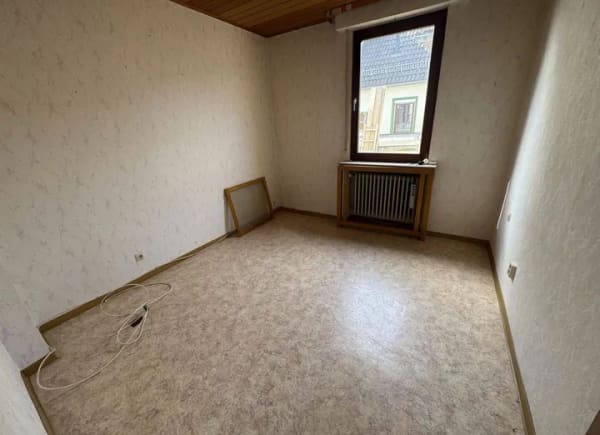 Immobilie in Höhr-Grenzhausen - Großzügiges freistehendes Einfamilienhaus mit Garage, Balkon und Werkstatt in ruhiger Wohnlage  - Bild 3