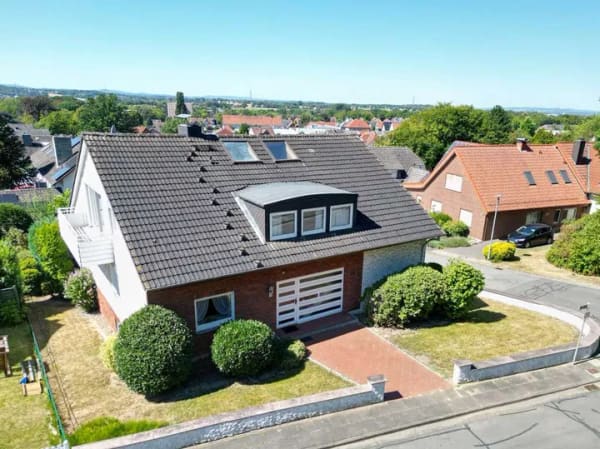 Immobilie in Hiddenhausen - Platz für zwei Generationen - großzügiges Zweifamilienhaus in ruhiger Waldrandlage - Bild 1