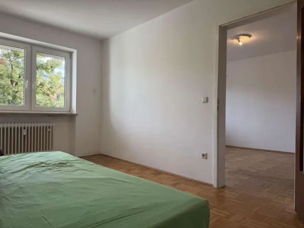 Immobilie in Unterhaching - Leerstehende 2,5-Zimmer-Whg - 1A-Lage in Unterhaching, provisionsfrei & leichter Renovierungsbedarf - Bild 2