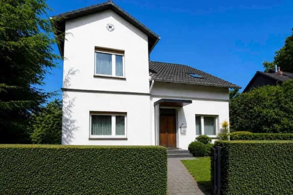 Immobilie in Aumühle - Sanierungsbedürftige Altbauvilla mit großem Grundstück und vielseitigem Entwicklungspotenzial - Bild 0
