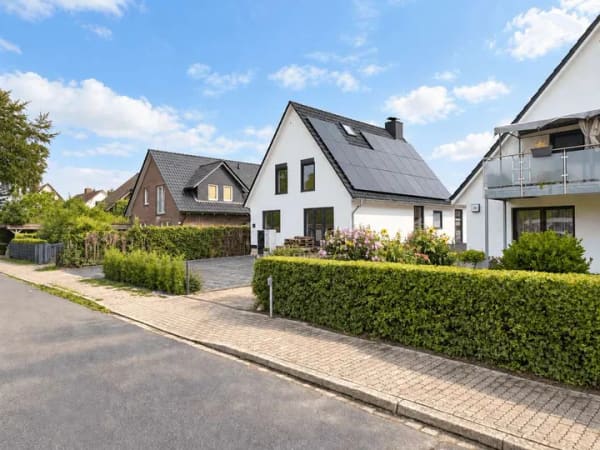 Immobilie in Ellerbek - Komplett saniertes Haus für die gesamte Familie inkl. Gästehaus im Garten! - Bild 1