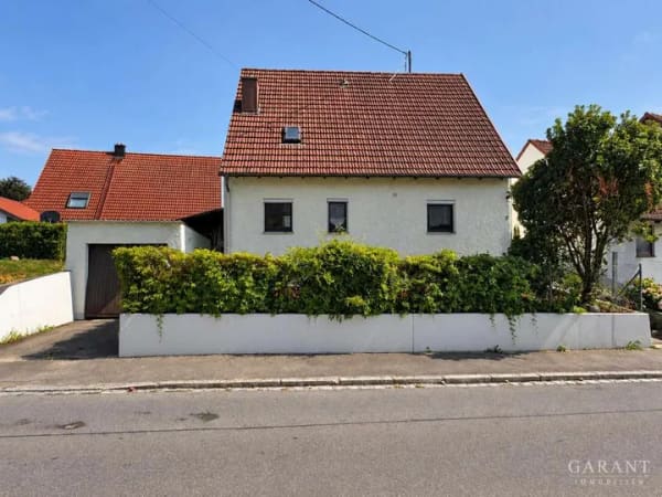 Immobilie in Horgau - Gemütliches Einfamilienhaus mit Garten, Garage und Gestaltungspotenzial in Horgau-Auerbach - Bild 0